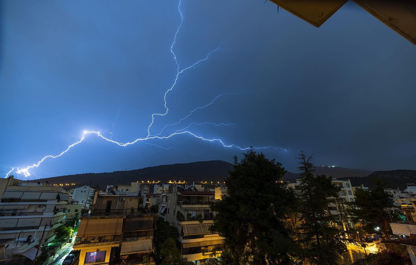 Σπάνιο φαινόμενο: «ανάποδος κεραυνός» στον Υμηττό εν μέσω κακοκαιρίας Adel – Όσα ξέρουμε για το φαινόμενο