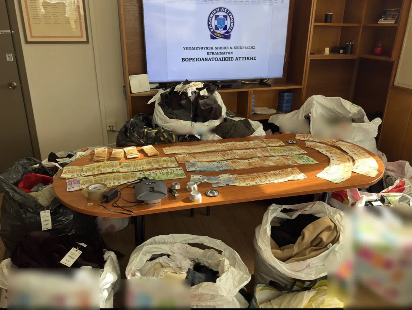 Συνελήφθη εγκληματική σπείρα που λήστευε ρούχα στην Αττική – Συντονισμένη δράση σε Αθήνα και Τίρανα