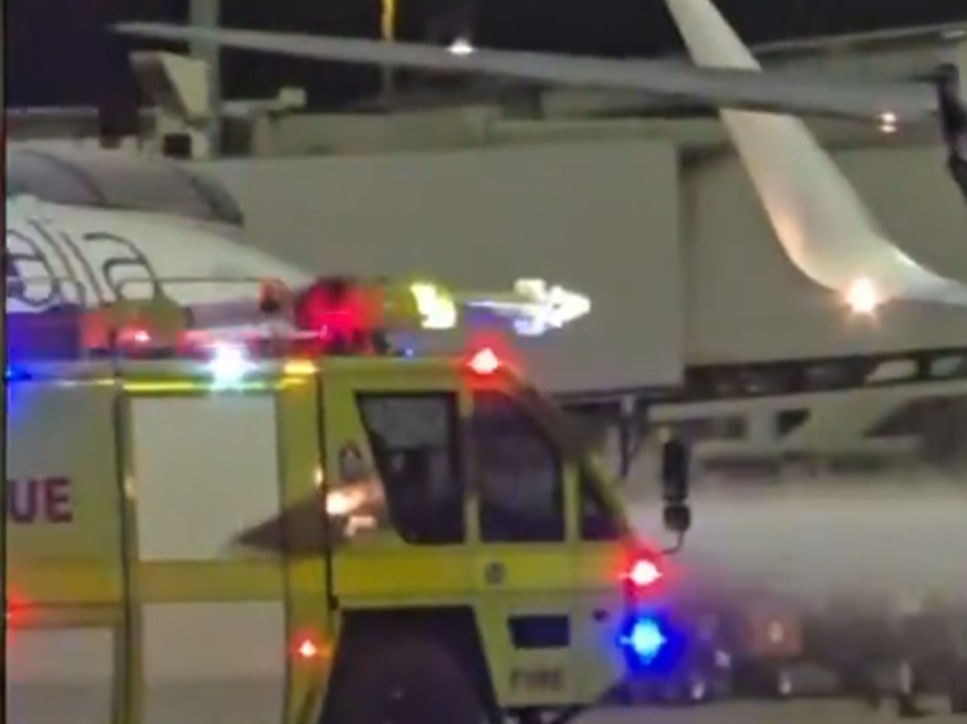 Αεροπλάνο παραδόθηκε στις φλόγες κατά την προσγείωση στο αεροδρόμιο του Μπρίσμπεϊν