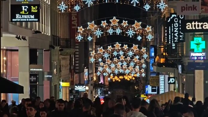 Η Black Friday… έγινε Σάββατο – «Προσκύνημα» αγοραστών στην Ερμού με σύμμαχο τον ηλιόλουστο καιρό