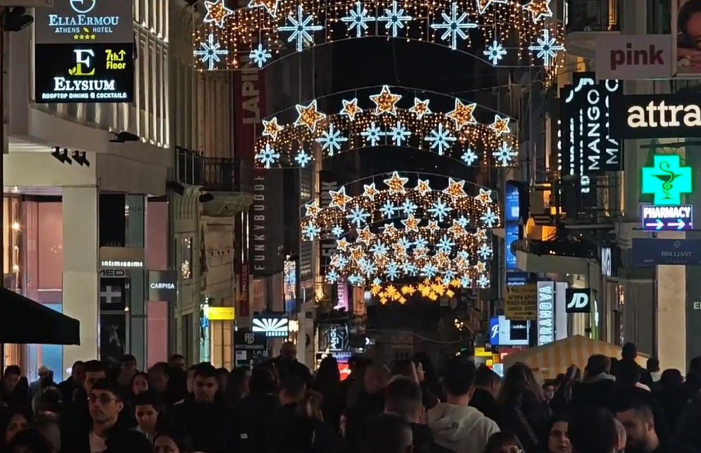 Η Black Friday… έγινε Σάββατο – «Προσκύνημα» αγοραστών στην Ερμού με σύμμαχο τον ηλιόλουστο καιρό