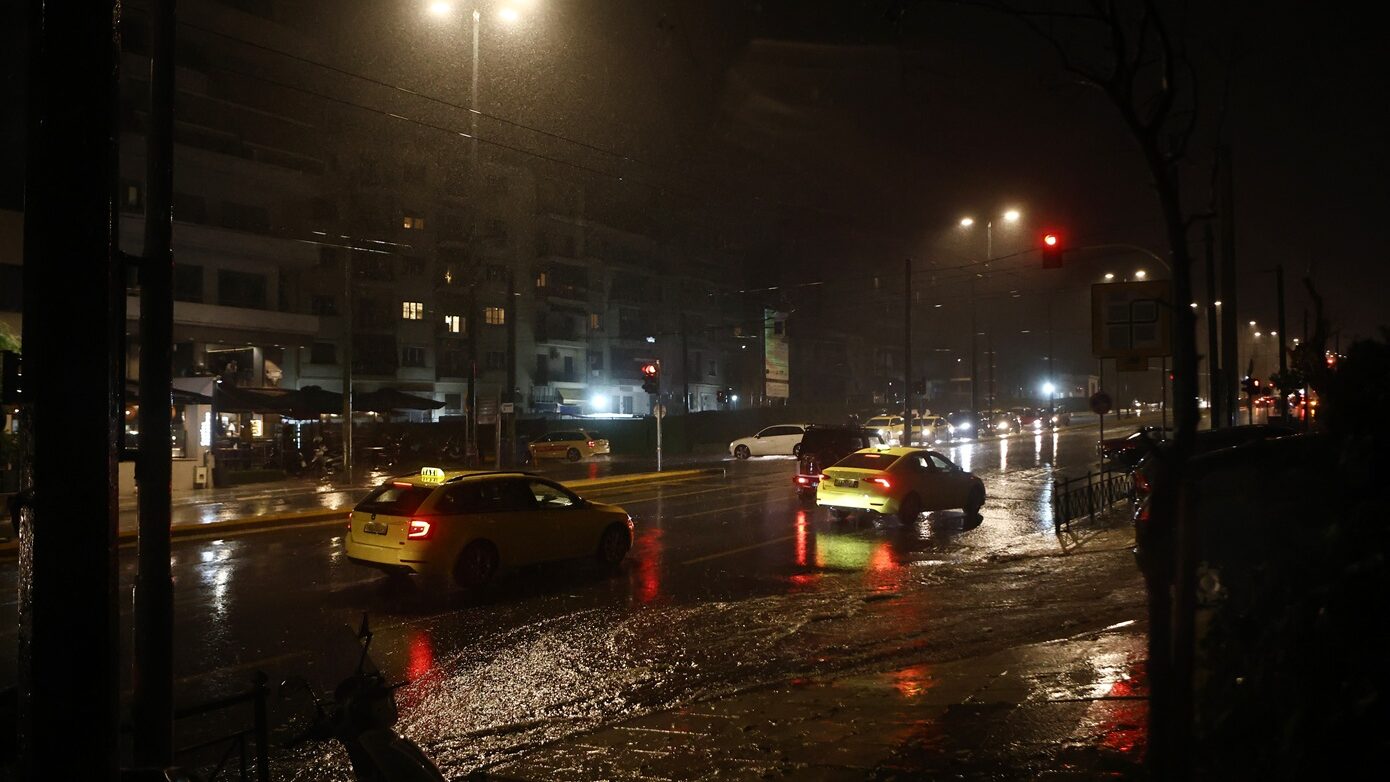 Νυχτερινή καταιγίδα στην Αττική με αστραπές και βροντές – Πως θα διαμορφωθεί ο καιρός την Τετάρτη
