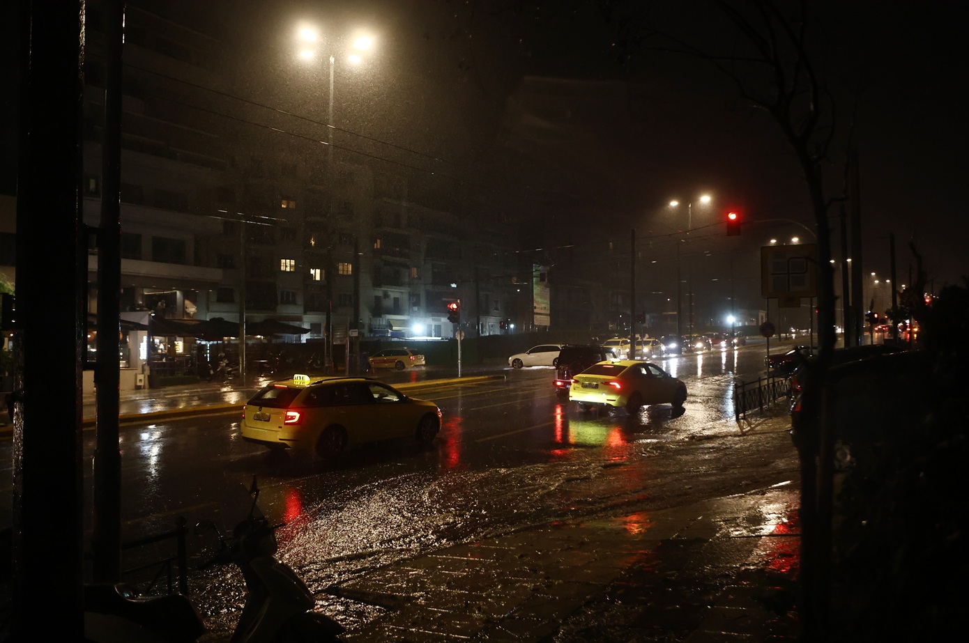 Νυχτερινή καταιγίδα στην Αττική με αστραπές και βροντές – Πως θα διαμορφωθεί ο καιρός την Τετάρτη