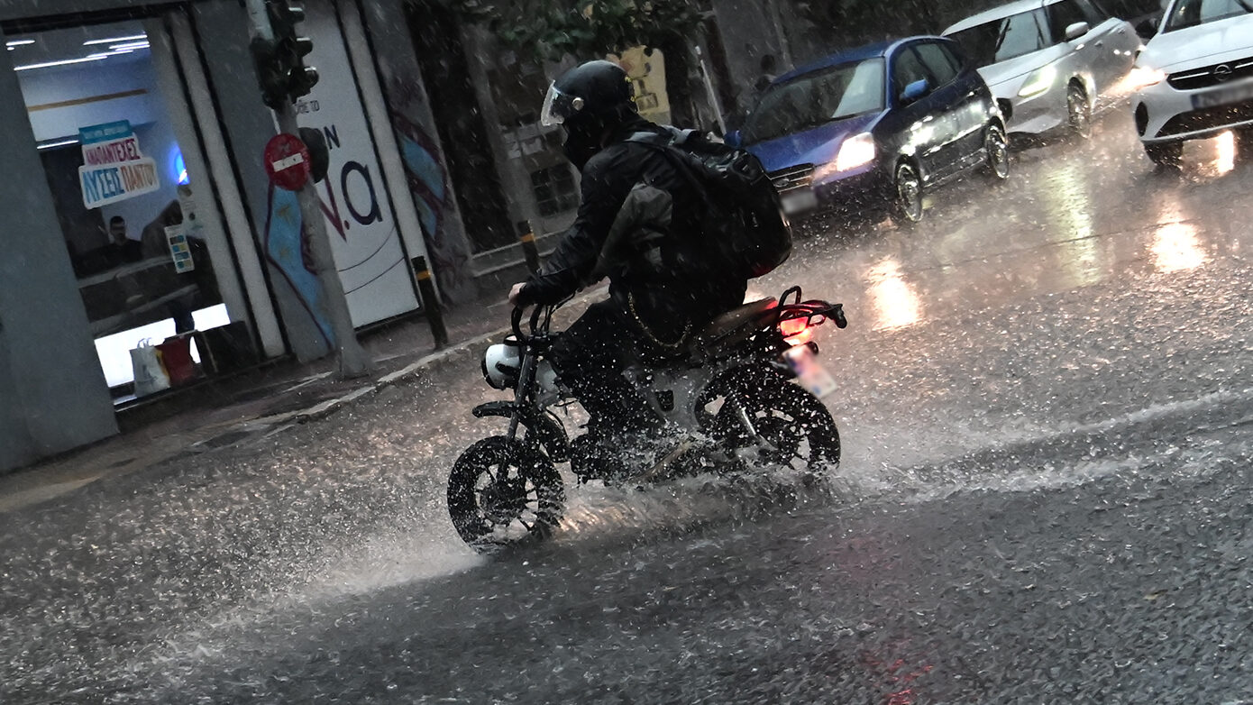 Συννεφιά και σποραδικές βροχές τη Δευτέρα – Πότε αρχίζει η μείωση της θερμοκρασίας