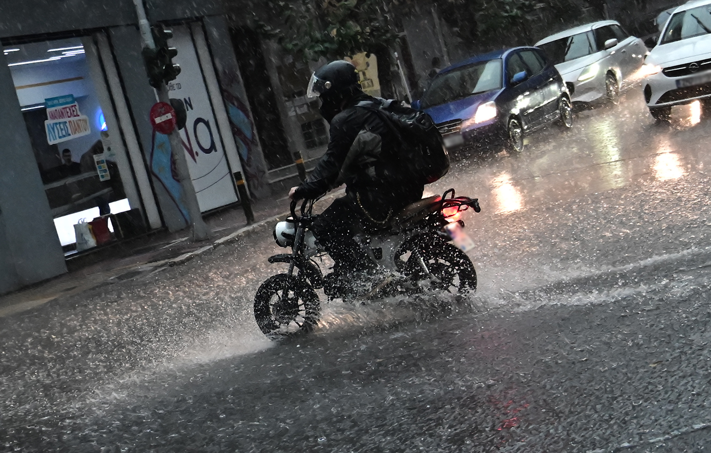 Συννεφιά και σποραδικές βροχές τη Δευτέρα – Πότε αρχίζει η μείωση της θερμοκρασίας