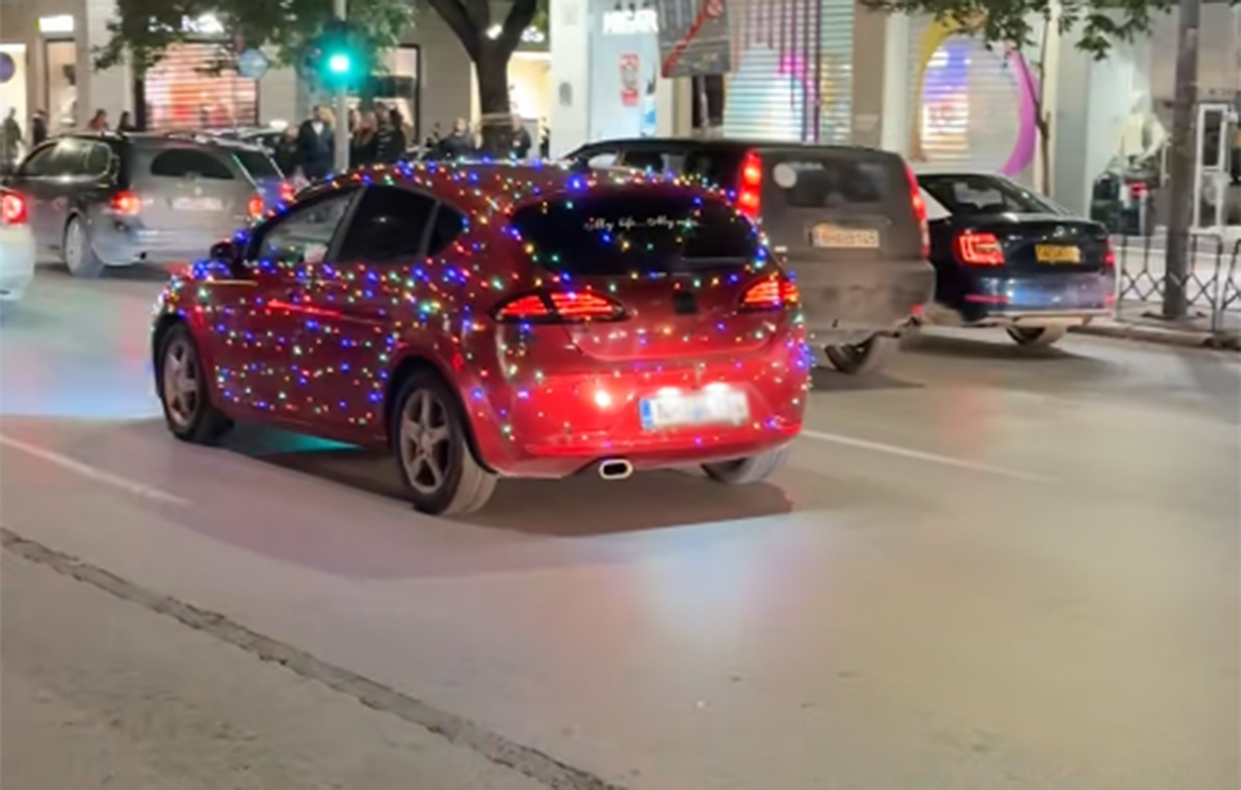 Οδηγοί στόλισαν με χριστουγεννιάτικα λαμπάκια τα αυτοκίνητά τους στη Θεσσαλονίκη – Δείτε βίντεο