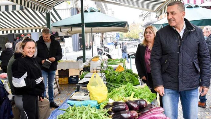 Ο Περιφερειάρχης Θεσσαλίας Δ. Κουρέτας επισκέπτεται τη λαϊκή αγορά Τρικάλων