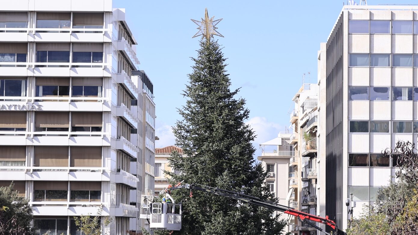 Αύριο η Αθήνα φωτίζει το χριστουγεννιάτικο δέντρο της