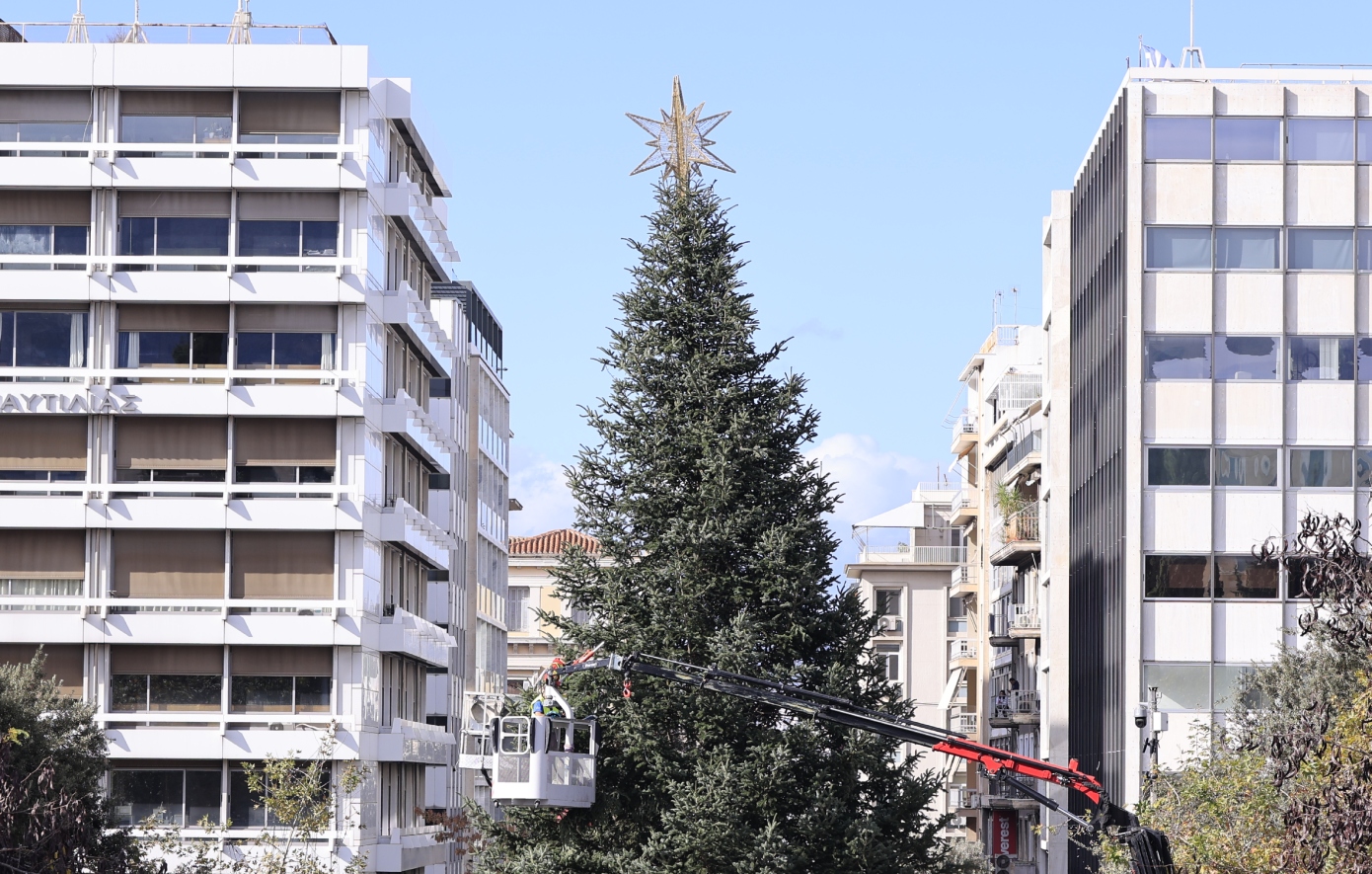 Αύριο η Αθήνα φωτίζει το χριστουγεννιάτικο δέντρο της