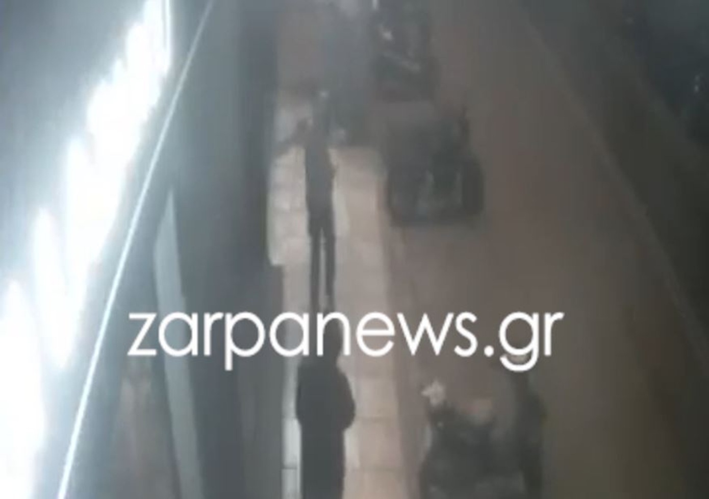 Μασκοφόροι με λοστούς επιχείρησαν διάρρηξη σε κατάστημα στα Χανιά – Δείτε το βίντεο-ντοκουμέντο