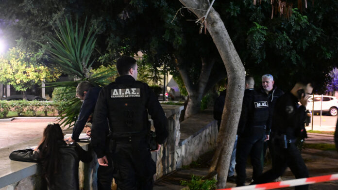 Ένας από τους δράστες της συμπλοκής με αστυνομικούς στον Άγιο Δημήτριο ήταν ήδη γνωστός στις Αρχές – Ταυτοποίηση των υπολοίπων εντός της ημέρας