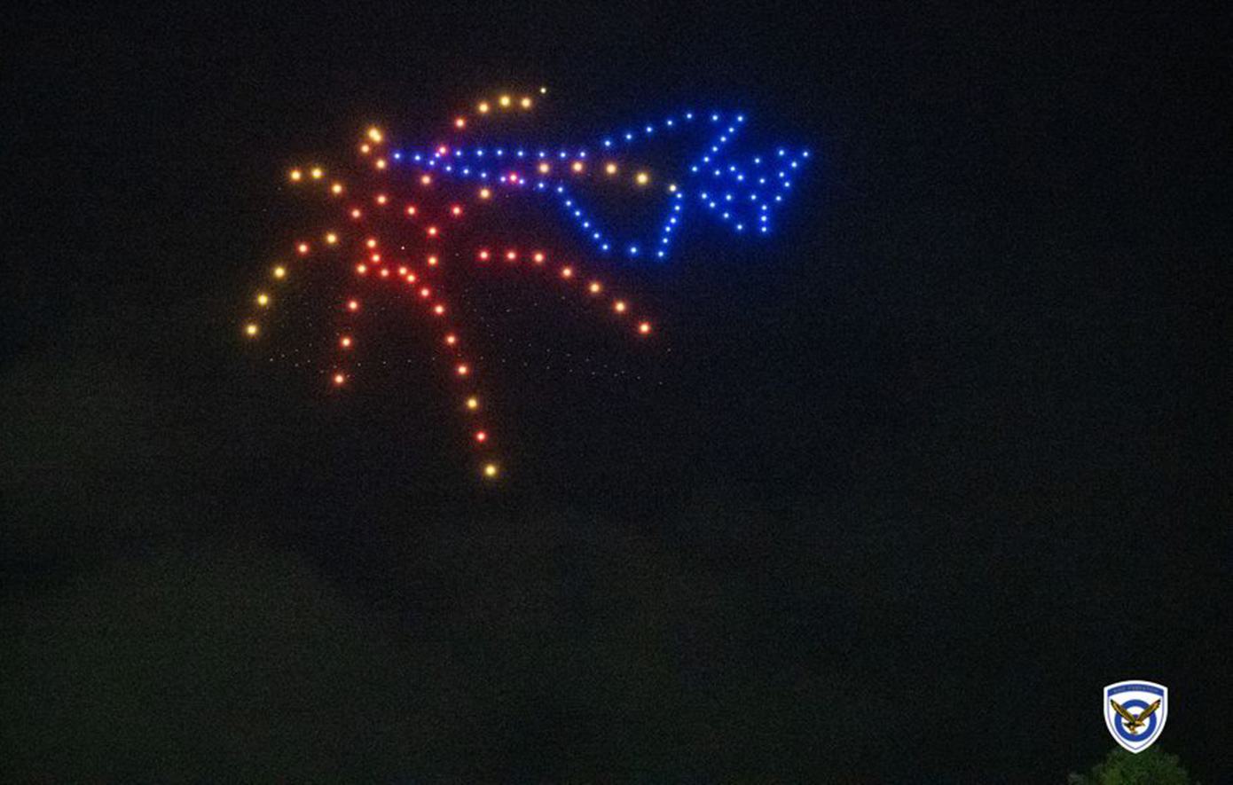 Εντυπωσιακό θέαμα στη Σχολή Ικάρων: Drones αναπαρέστησαν μαχητικό της Πολεμικής Αεροπορίας να καταρρίπτει τουρκικό αεροσκάφος