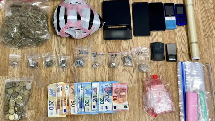 Εξάρθρωση κυκλώματος διακίνησης ηρωίνης, ακατέργαστης κάνναβης και μεθαδόνης σε Αθήνα και Βύρωνα – 35 άτομα κατηγορούνται