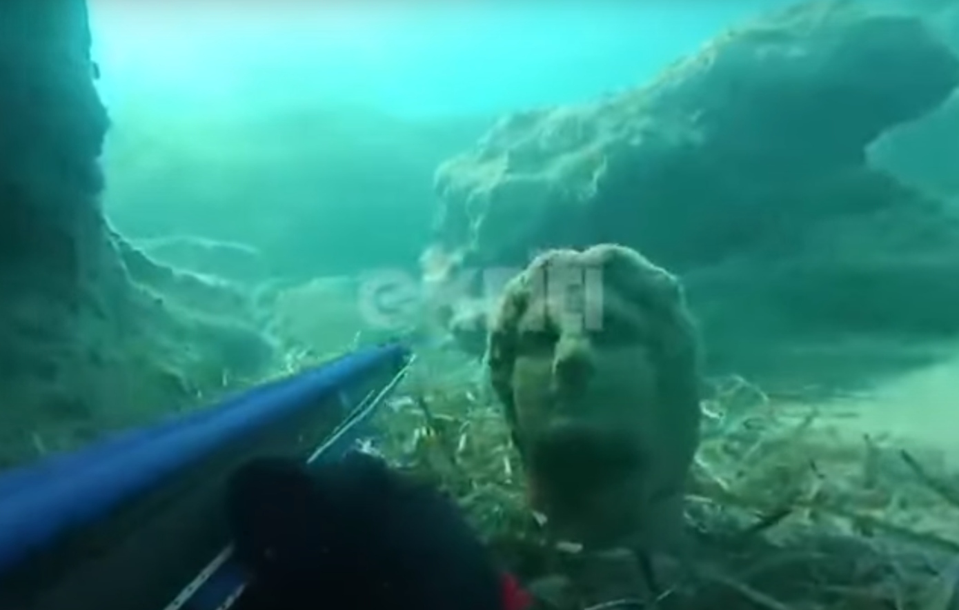 Καταπληκτικό βίντεο από το Ηράκλειο: Ψαροντουφεκάς ανακαλύπτει άγαλμα στον βυθό της θάλασσας