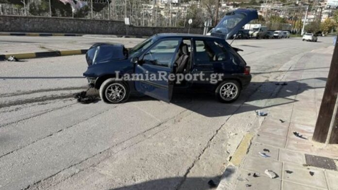 ΙΧ «καρφώθηκε» σε κολόνα στη Λαμία – Γκρεμίστηκε ο στύλος, διαλύθηκε το όχημα, σώοι οι επιβαίνοντες