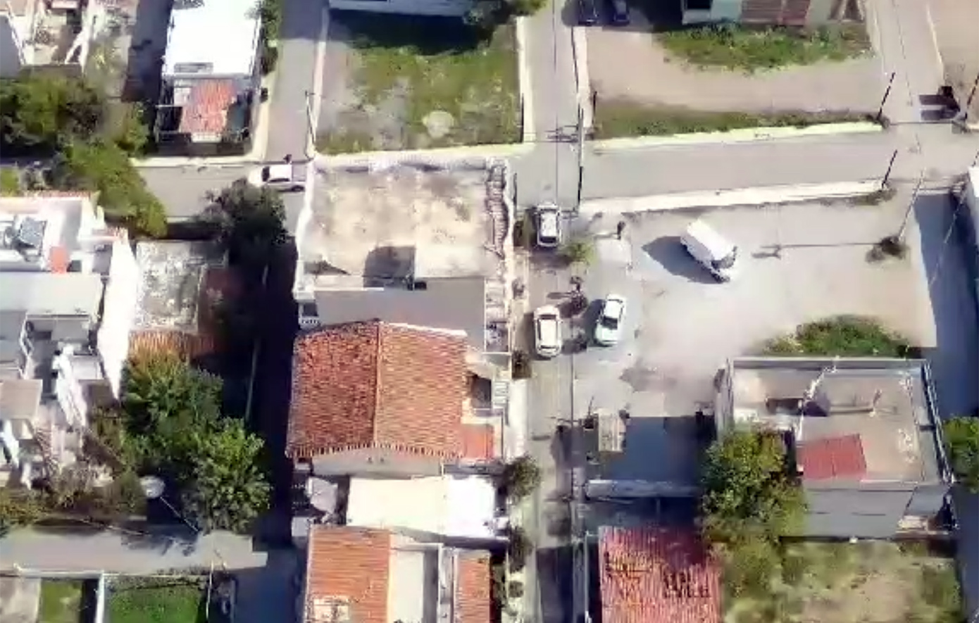 Αστυνομική επιχείρηση σε σπίτια-«καταστήματα» όπου διακινούνταν ναρκωτικά στα Άνω Λιόσια – Βίντεο από drone