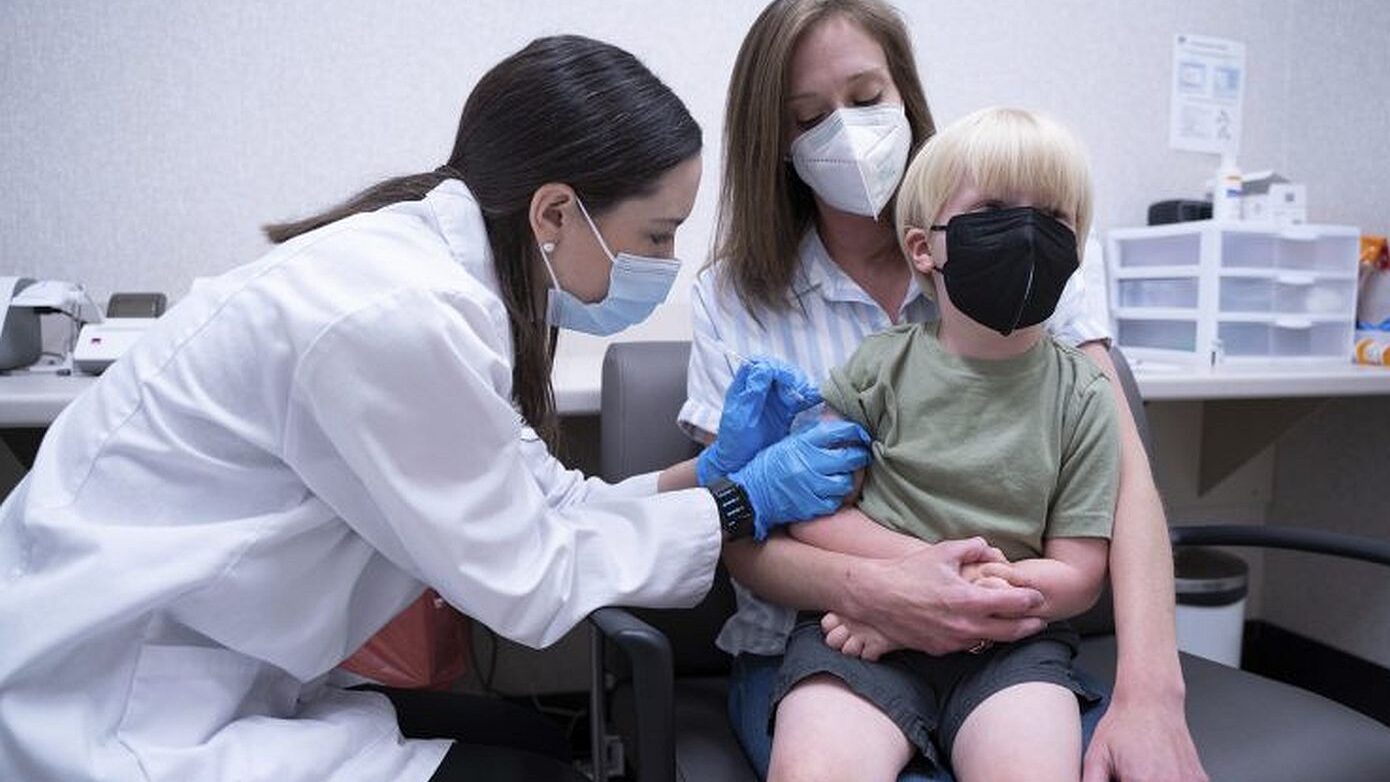 Αξιωματούχος της FDA: Τα δεδομένα αποκάλυψαν ότι 10 παιδιά έχασαν τη ζωή τους «λόγω» του εμβολιασμού κατά της COVID-19