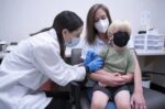 Αξιωματούχος της FDA: Τα δεδομένα αποκάλυψαν ότι 10 παιδιά έχασαν τη ζωή τους «λόγω» του εμβολιασμού κατά της COVID-19