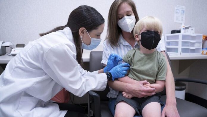 Αξιωματούχος της FDA: Τα δεδομένα αποκάλυψαν ότι 10 παιδιά έχασαν τη ζωή τους «λόγω» του εμβολιασμού κατά της COVID-19