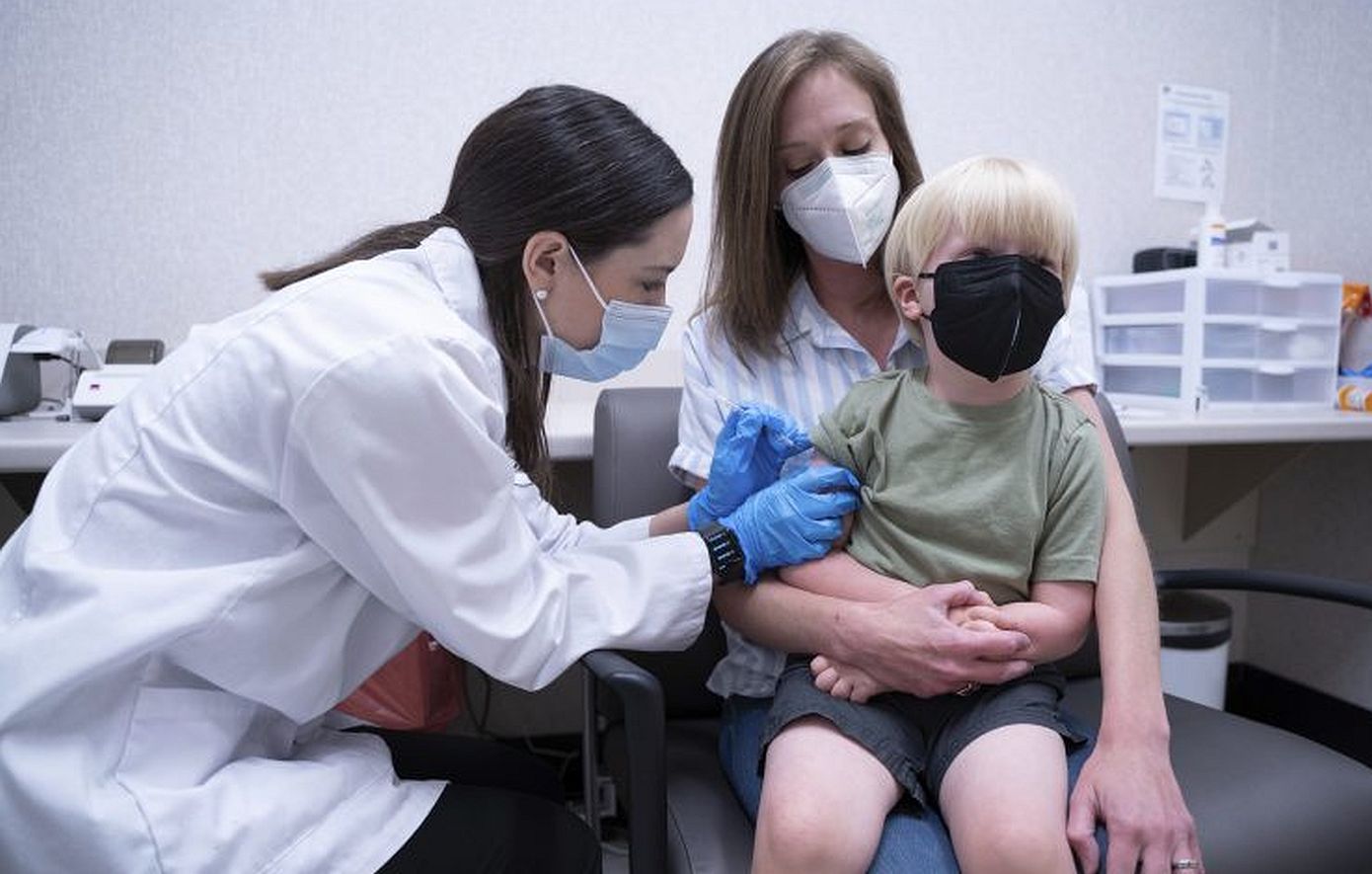 Αξιωματούχος της FDA: Τα δεδομένα αποκάλυψαν ότι 10 παιδιά έχασαν τη ζωή τους «λόγω» του εμβολιασμού κατά της COVID-19