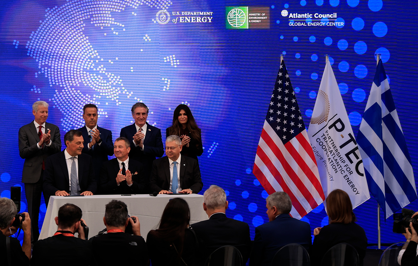 Financial Times: Η Ελλάδα ενδυναμώνει τις ενεργειακές σχέσεις με τις ΗΠΑ – Η πρώτη συμφωνία για έρευνα φυσικού αερίου μετά από 40 έτη