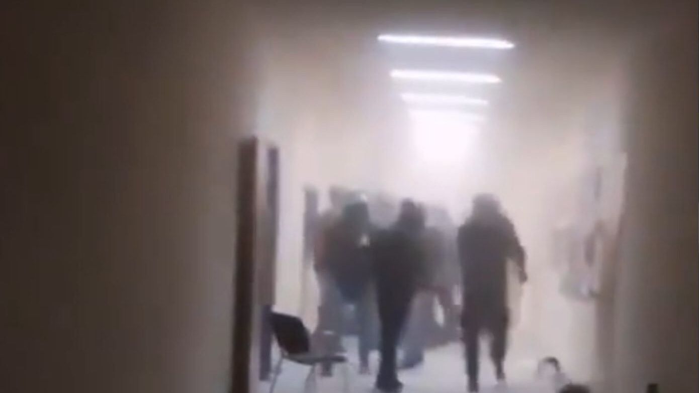 Βίντεο από τα επεισόδια στο Πολυτεχνείο: Μέλη της ΑΡ.Α.Σ. επιτίθενται σε αναρχικές ομάδες – «Απαράδεκτες εικόνες βίας», δηλώνει ο Γεωργιάδης