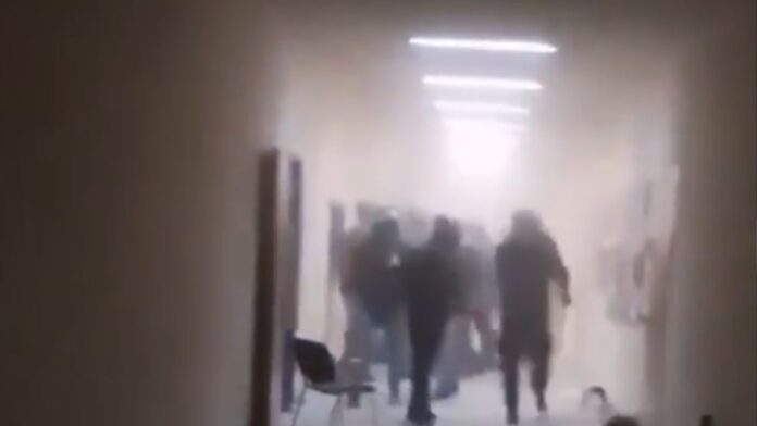 Βίντεο από τα επεισόδια στο Πολυτεχνείο: Μέλη της ΑΡ.Α.Σ. επιτίθενται σε αναρχικές ομάδες – «Απαράδεκτες εικόνες βίας», δηλώνει ο Γεωργιάδης