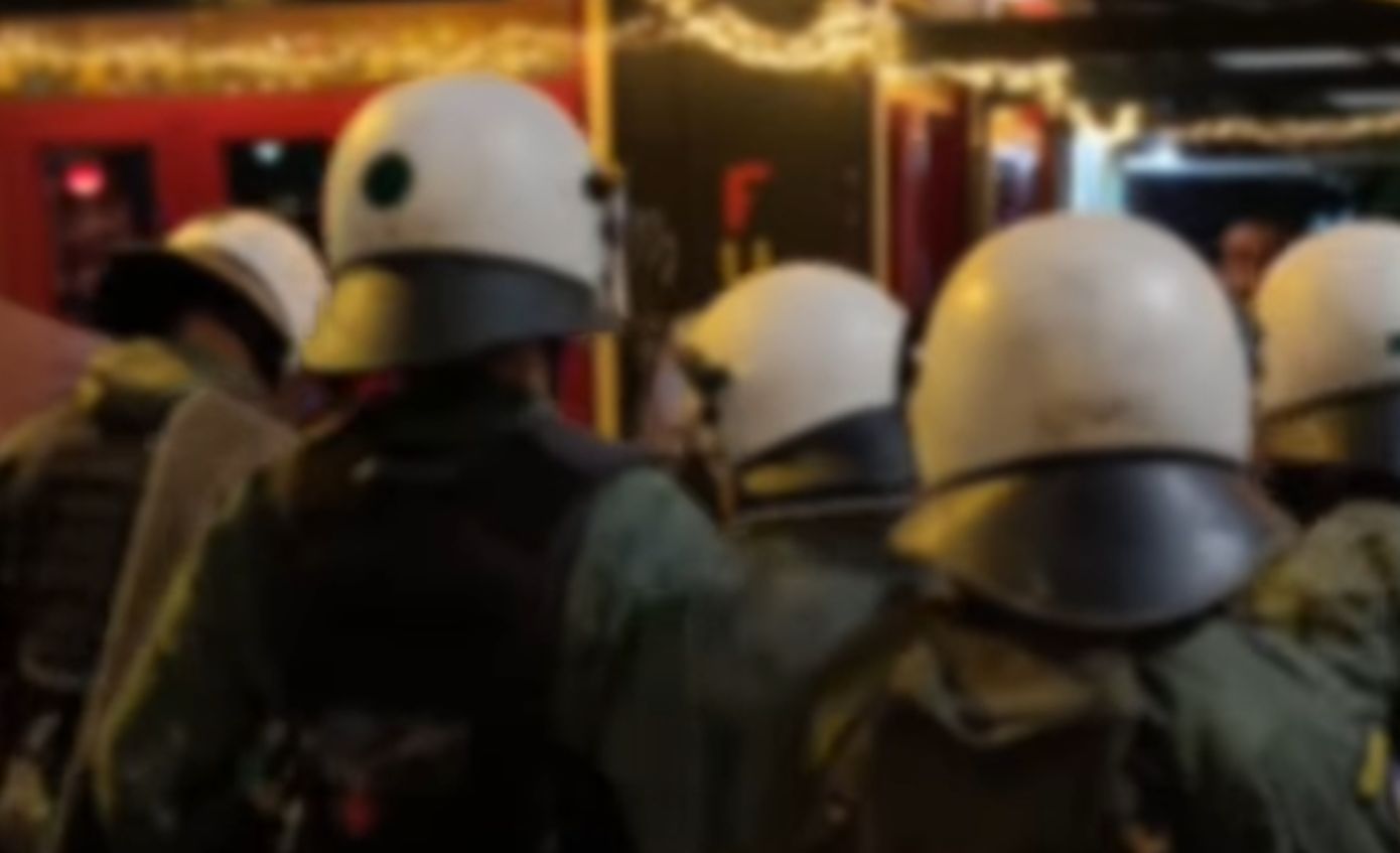 Εξάρχεια: Έρευνα για τη βία των ΜΑΤ σε πελάτες καταστημάτων στα Εξάρχεια