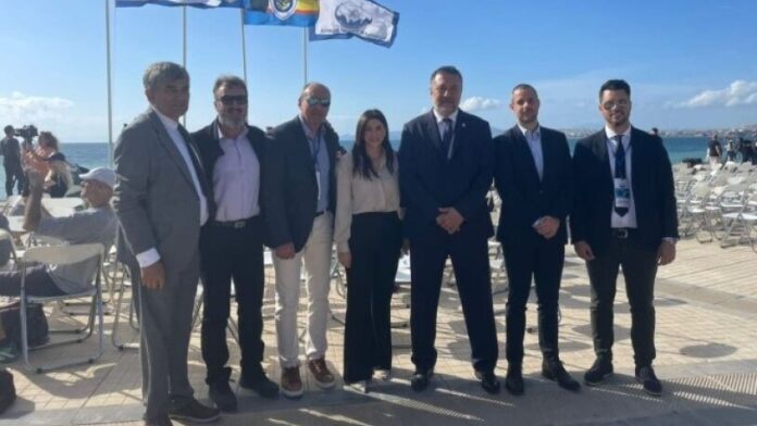 Εντυπωσιακή εμφάνιση της Πολεμικής Αεροπορίας πάνω από το Παλαιό Φάληρο