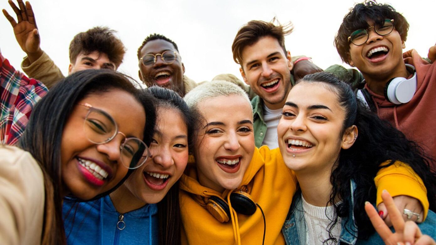 Generation Z: Εκπαιδευμένοι αλλά αβέβαιοι – Αναζητούν όχι μόνο δουλειά αλλά και μέλλον με ουσία και ελπίδα
