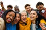 Generation Z: Εκπαιδευμένοι αλλά αβέβαιοι – Αναζητούν όχι μόνο δουλειά αλλά και μέλλον με ουσία και ελπίδα