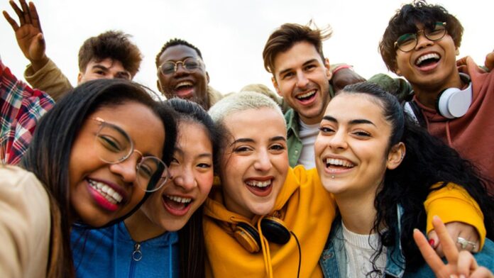 Generation Z: Εκπαιδευμένοι αλλά αβέβαιοι – Αναζητούν όχι μόνο δουλειά αλλά και μέλλον με ουσία και ελπίδα