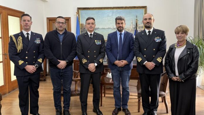 Ο Διοικητής του 1ου Τομέα του Ιταλικού Ναυτικού επισκέπτεται το Δημαρχείο Χανίων