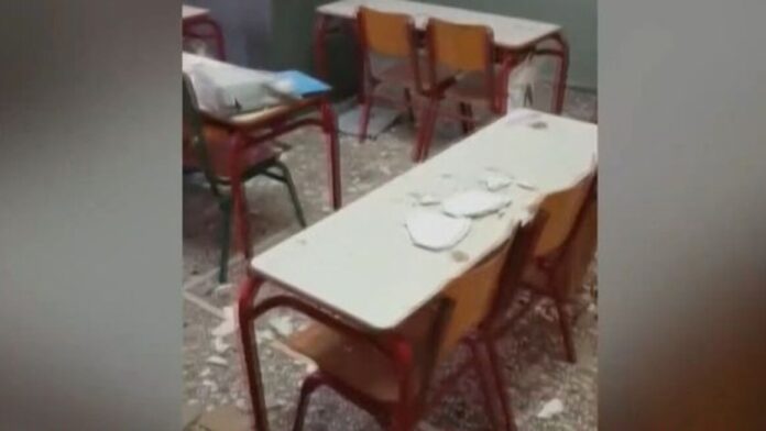 Θαύμα έσωσε μαθητές σε σχολείο της Ηγουμενίτσας – Κατέρρευσαν σοβάδες σε αίθουσα