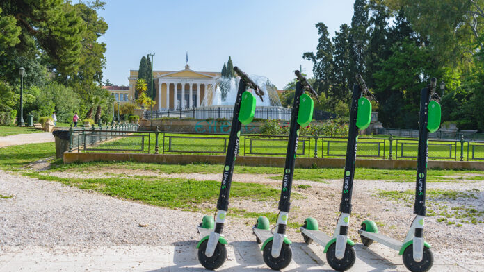 Εφαρμόζεται ο καινούργιος κανονισμός για τα ηλεκτρικά πατίνια στην Αθήνα – Ποιες οι αλλαγές