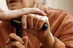 Βίαιη κακοποίηση 89χρονης σε γηροκομείο αποκαλύπτει ο εγγονός της – «Η γιαγιά θα ήταν ζωντανή σήμερα»