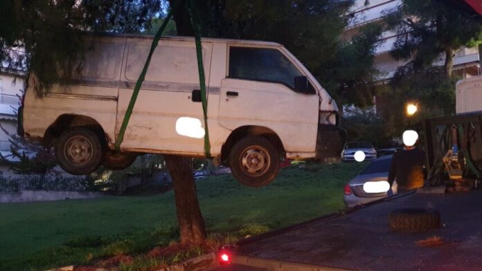 Απομάκρυνση παρατημένων οχημάτων από τον Δήμο Ηρακλείου Αττικής