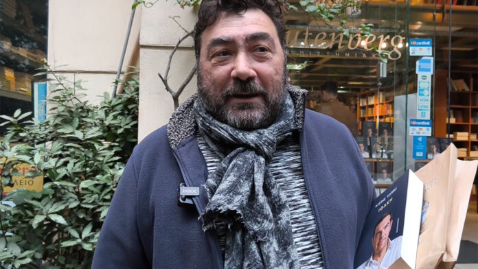 Στα βιβλιοπωλεία η «Ιθάκη» του Τσίπρα: «Έφυγα από τα Τρίκαλα για να το πάρω», είπε ο πρώτος που το αγόρασε