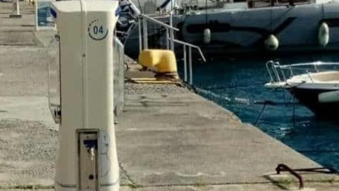 Τοποθέτηση PILLAR για ρεύμα και νερό στο Λιμάνι Καλαμάτας