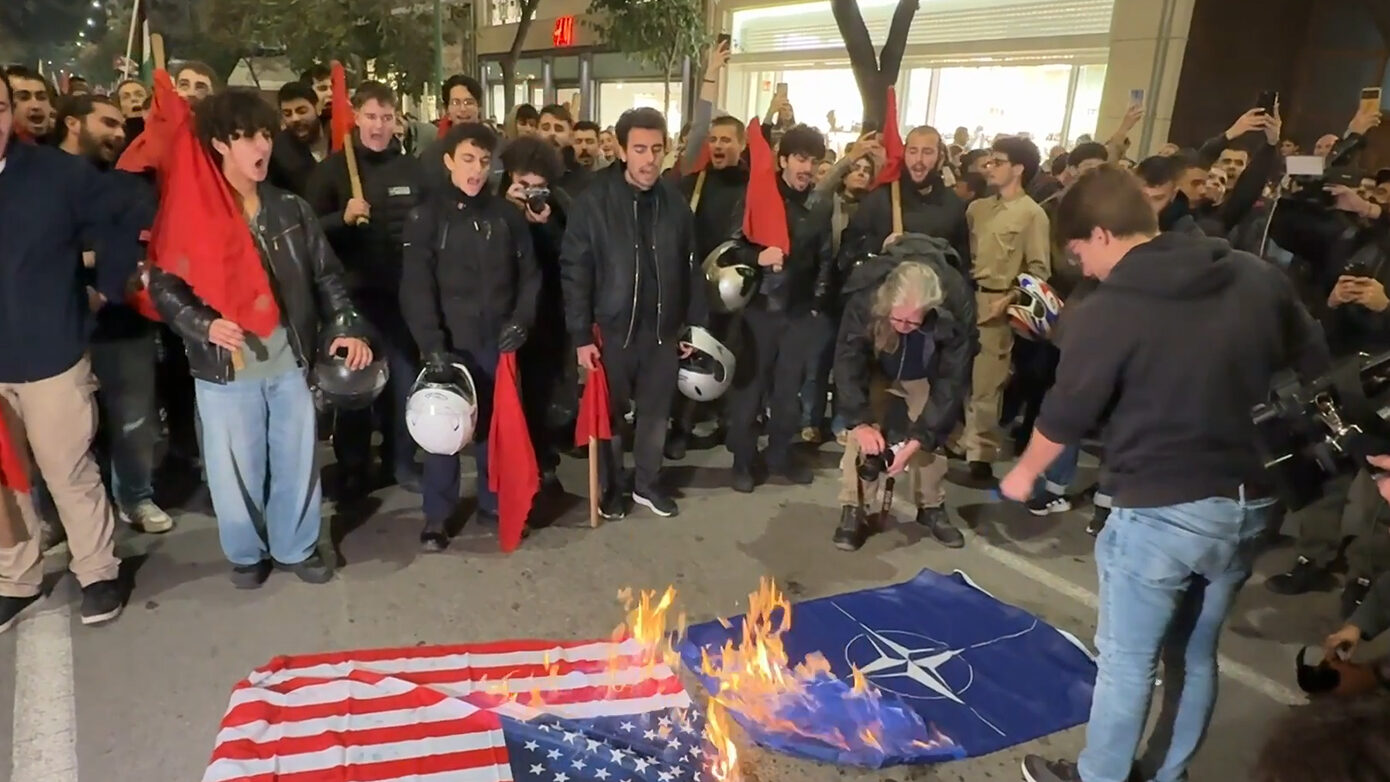 Πυρπόλησαν σημαίες ΗΠΑ και ΝΑΤΟ στη διαδήλωση για το Πολυτεχνείο στη Θεσσαλονίκη