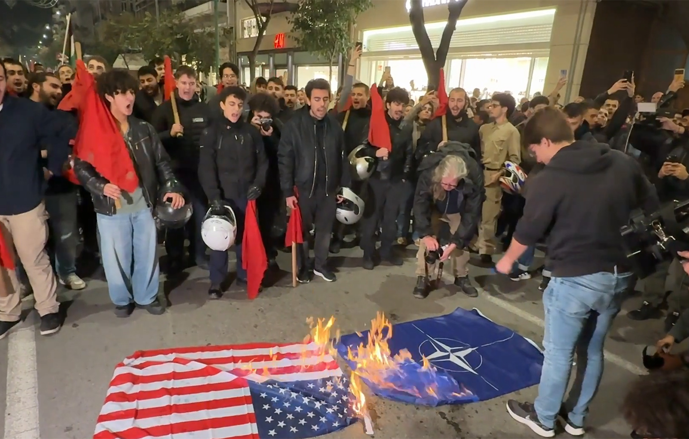 Πυρπόλησαν σημαίες ΗΠΑ και ΝΑΤΟ στη διαδήλωση για το Πολυτεχνείο στη Θεσσαλονίκη