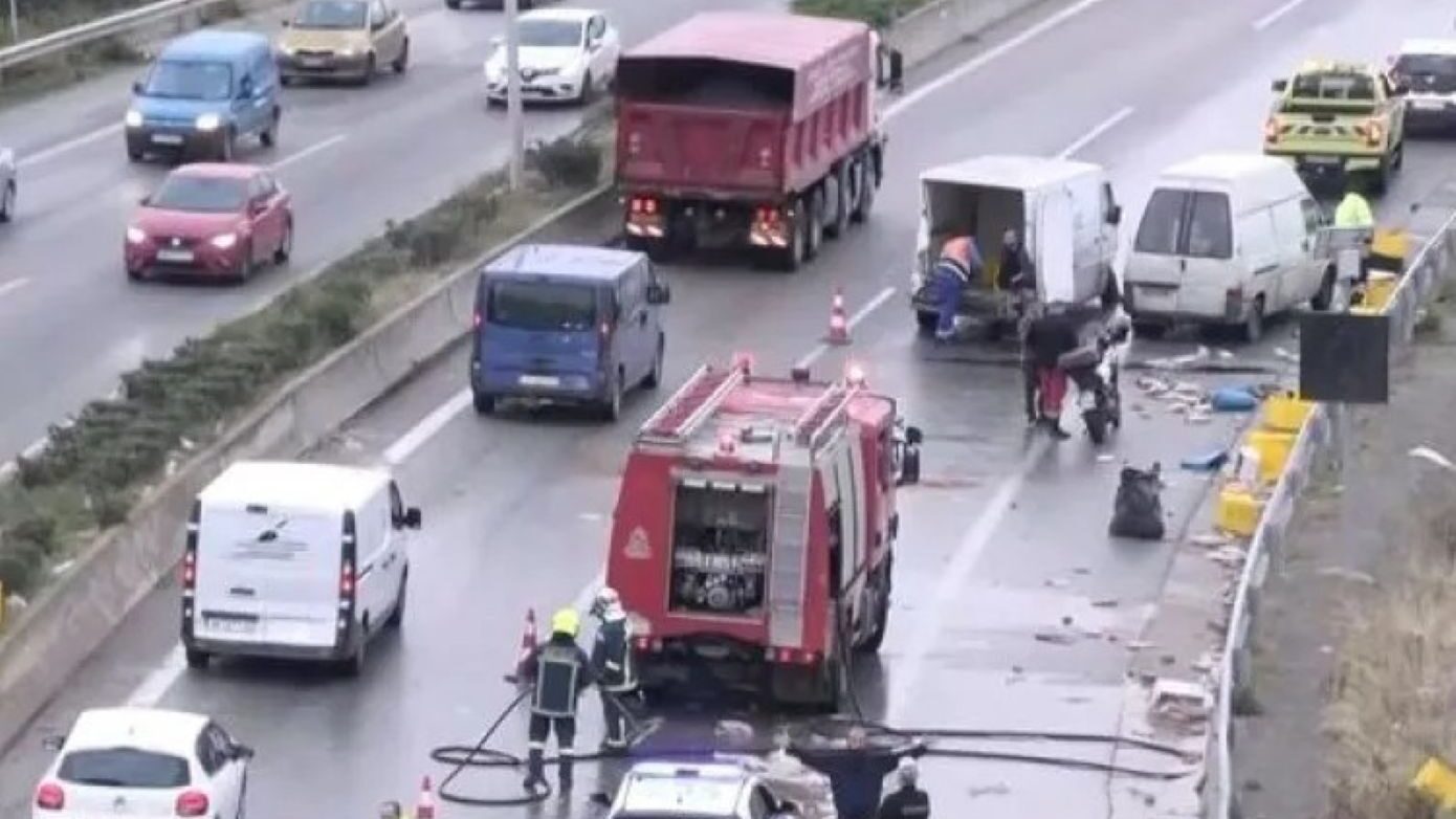 Καραμπόλα τριών φορτηγών στον Περιφερειακό Θεσσαλονίκης – Γέμισε η άσφαλτος με ψωμιά