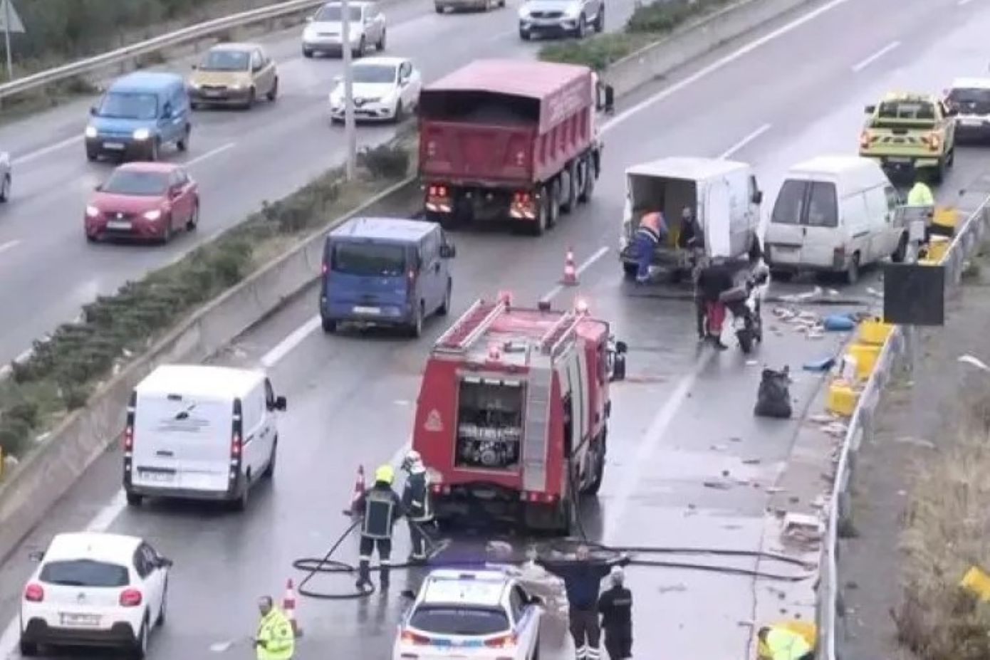 Καραμπόλα τριών φορτηγών στον Περιφερειακό Θεσσαλονίκης – Γέμισε η άσφαλτος με ψωμιά