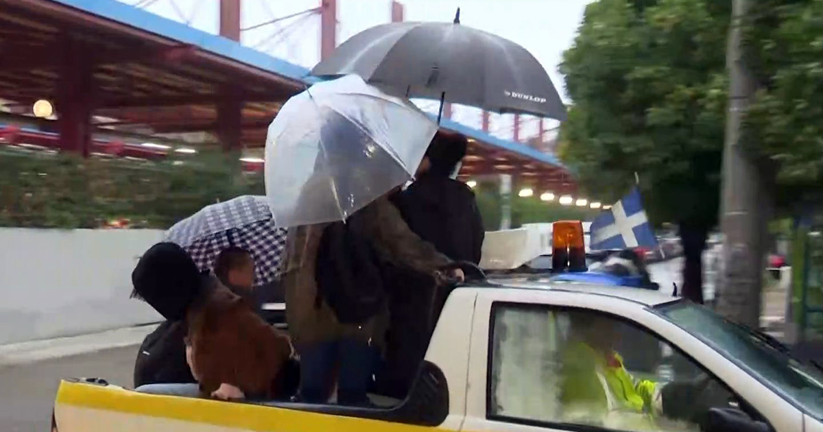 Με… φορτηγάκι μεταφέρουν τους πολίτες στο Μοσχάτο λόγω πλημμύρας