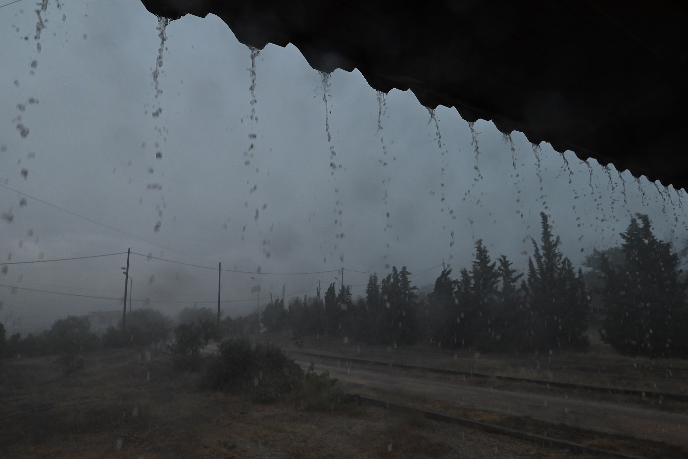 Το φθινόπωρο αποκαλύπτει τη δύναμή του – Οι περιοχές που πλήττονται από την κακοκαιρία, φτάνει το μεσημέρι και στην Αττική