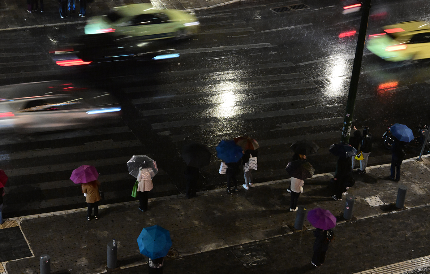 «Ρε τι καταιγίδα», «Έξω πέφτουν πέτρες», «Σταυροκοπήθηκα»: Αναστάτωση στα social media για το σφυροκόπημα της Adel στην Αττική