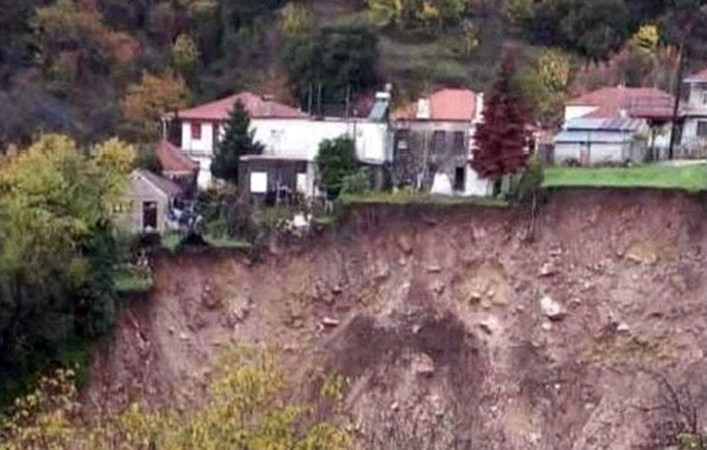 Τρομακτική κατολίσθηση στην Ήπειρο – Άνοιξε μεγάλη τρύπα στη μέση του χωριού Άγναντα στα Τζουμέρκα