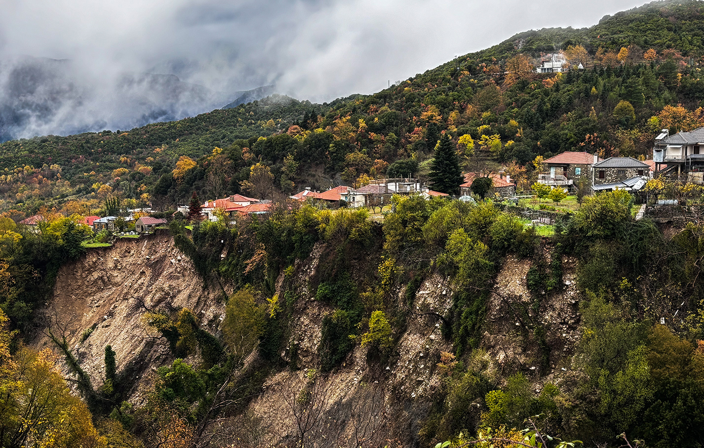 Εικόνες βιβλικής καταστροφής στα Τζουμέρκα: Χωρίς νερό και δρόμους τα χωριά, σπίτια κρέμονται στον αέρα