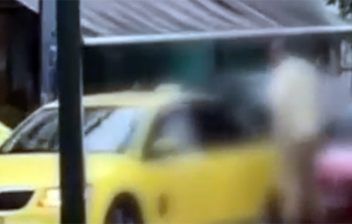 Σύγκρουση στη μέση του δρόμου εν μέσω καταρρακτώδους βροχής στο κέντρο της Αθήνας