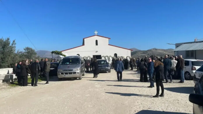 Θλίψη στην κηδεία της 49χρονης που έχασε τη ζωή της σε φούρνο στη Λάρισα – Συντετριμμένα τα δύο παιδιά της